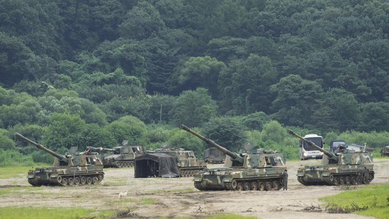 South Korean army K-9 self-propelled howitzers take positions in Paju, near the border with North Korea, South Korea, Monday, Aug. 22, 2022. The United States and South Korea began their biggest combined military training in years Monday as they heighten their defense posture against the growing North Korean nuclear threat. (AP Photo/Ahn Young-joon)