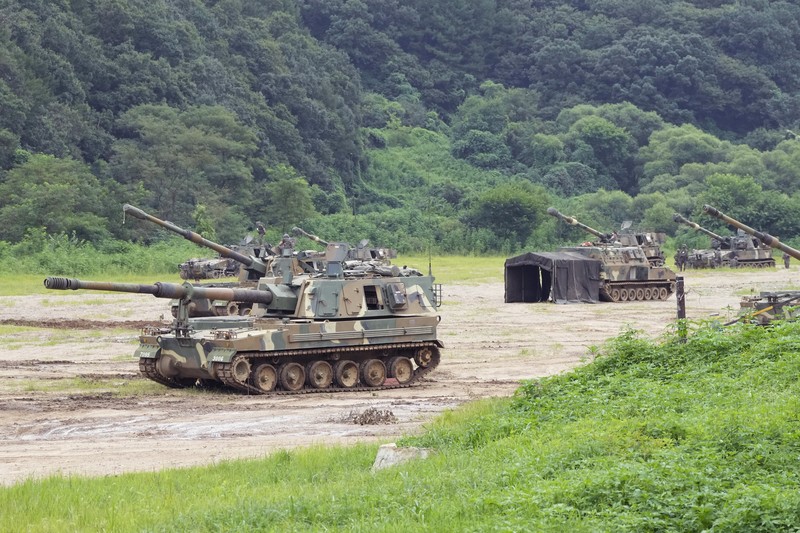 South Korea Koreas Tensions South Korean army K-9 self-propelled howitzers take positions in Paju, near the border with North Korea, South Korea, Monday, Aug. 22, 2022. The United States and South Korea began their biggest combined military training in years Monday as they heighten their defense posture against the growing North Korean nuclear threat. (AP Photo/Ahn Young-joon)