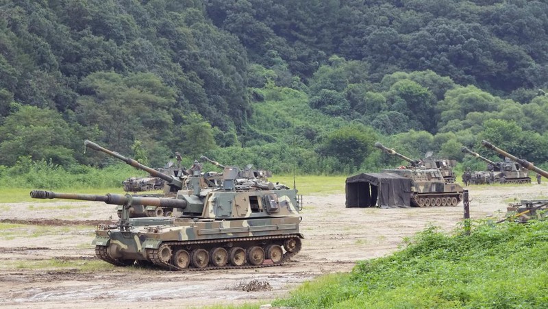 South Korean army K-9 self-propelled howitzers take positions in Paju, near the border with North Korea, South Korea, Monday, Aug. 22, 2022. The United States and South Korea began their biggest combined military training in years Monday as they heighten their defense posture against the growing North Korean nuclear threat. (AP Photo/Ahn Young-joon)