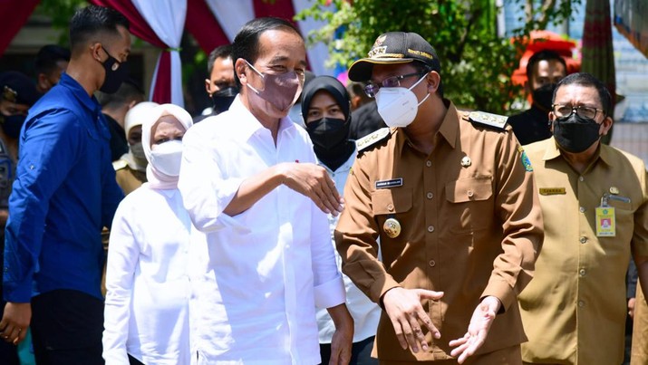 Usai mengunjungi Kabupaten Gresik, Presiden Joko Widodo dan Ibu Iriana Joko Widodo melanjutkan rangkaian kunjungan kerjanya di Provinsi Jawa Timur dengan mengunjungi Pasar Larangan, Kabupaten Sidoarjo, pada Senin, 22 Agustus 2022. (Muchlis Jr - Biro Pers Sekretariat Presiden) Usai mengunjungi Kabupaten Gresik, Presiden Joko Widodo dan Ibu Iriana Joko Widodo melanjutkan rangkaian kunjungan kerjanya di Provinsi Jawa Timur dengan mengunjungi Pasar Larangan, Kabupaten Sidoarjo, pada Senin, 22 Agustus 2022. (Muchlis Jr - Biro Pers Sekretariat Presiden)
