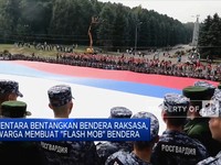 Rayakan Hari Bendera, Tentara & Warga Rusia Gelar 