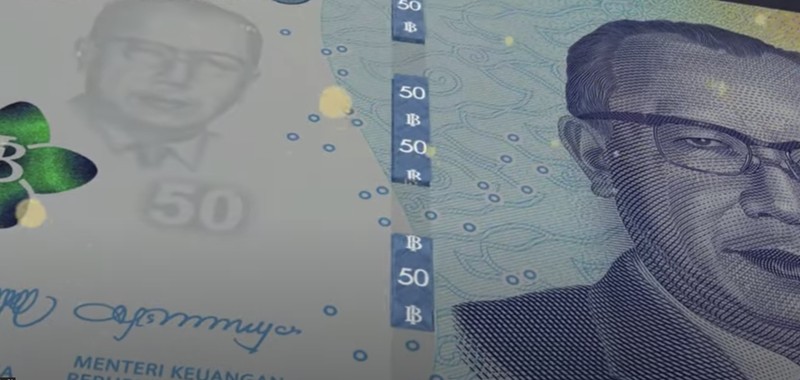 Pengunjung melihat Uang Rupiah Kertas Tahun Emisi 2022 (Uang TE 2022) dalam acara Festival Rupiah Berdaulat Bank Indonesia (FERBI) 2022 di Jakarta, Jumat (19/8/2022). (CNBC Indonesia/ Tri Susilo)