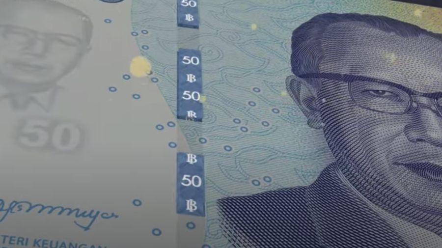 Pengunjung melihat Uang Rupiah Kertas Tahun Emisi 2022 (Uang TE 2022) dalam acara Festival Rupiah Berdaulat Bank Indonesia (FERBI) 2022 di Jakarta, Jumat (19/8/2022). (CNBC Indonesia/ Tri Susilo)