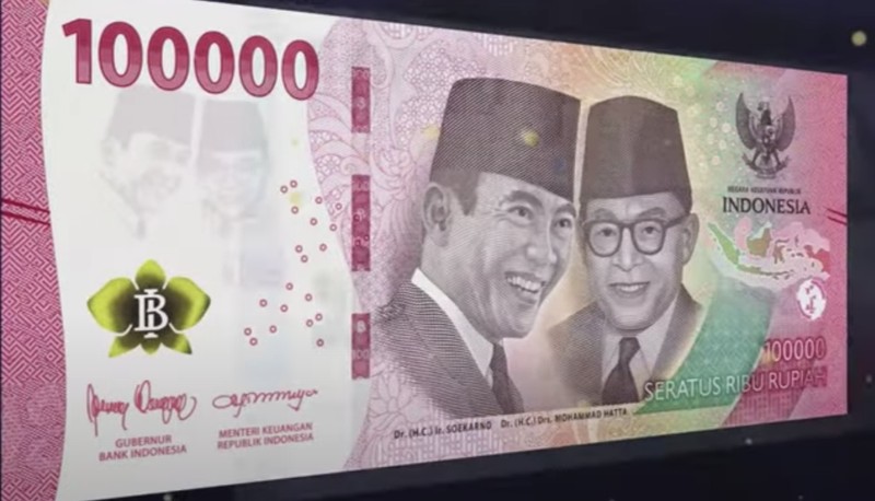 Pameran Uang Rupiah Kertas Tahun Emisi 2022 (Uang TE 2022) dalam acara Festival Rupiah Berdaulat Bank Indonesia Pengunjung melihat Uang Rupiah Kertas Tahun Emisi 2022 (Uang TE 2022) dalam acara Festival Rupiah Berdaulat Bank Indonesia (FERBI) 2022 di Jakarta, Jumat (19/8/2022). (CNBC Indonesia/ Tri Susilo)