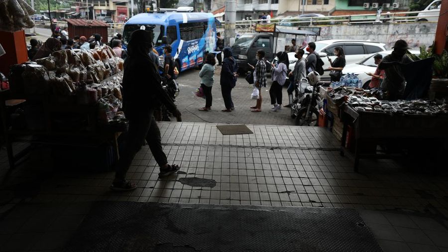 Warga antre untuk menukarkan uang baru tahun emisi 2022 di Pasar Slipi, Jakarta, Selasa (23/8/2022). (CNBC Indonesia/Tri Susilo)