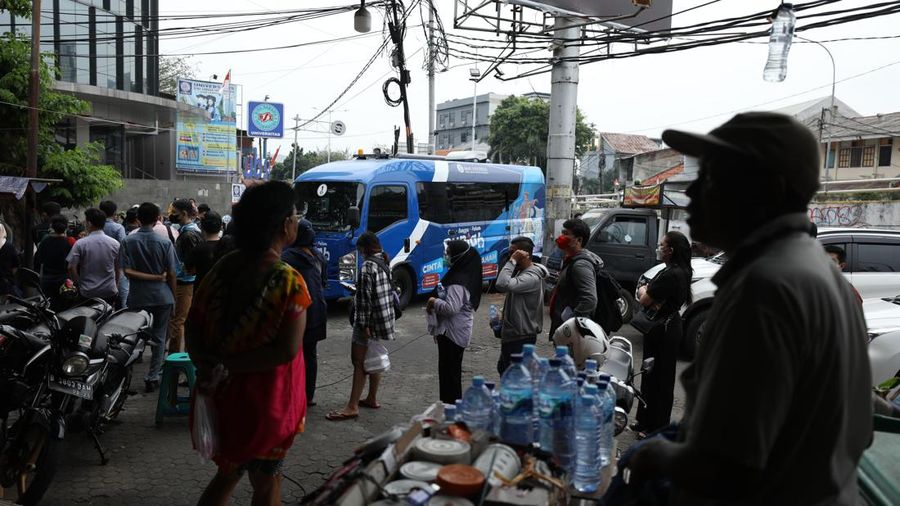 Warga antre untuk menukarkan uang baru tahun emisi 2022 di Pasar Slipi, Jakarta, Selasa (23/8/2022). (CNBC Indonesia/Tri Susilo)