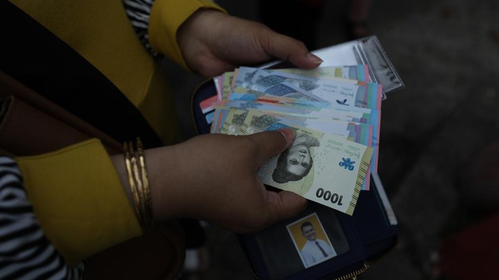 Warga antre untuk menukarkan uang baru tahun emisi 2022 di Pasar Slipi, Jakarta, Selasa (23/8/2022). (CNBC Indonesia/Tri Susilo) Warga antre untuk menukarkan uang baru tahun emisi 2022 di Pasar Slipi, Jakarta, Selasa (23/8/2022). (CNBC Indonesia/Tri Susilo)