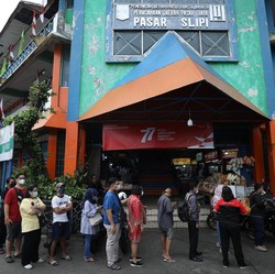Antrean Mengular Warga DKI Demi Uang Baru Tahun Emisi 2022