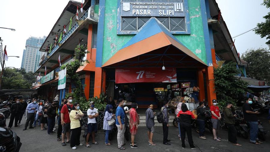 Warga antre untuk menukarkan uang baru tahun emisi 2022 di Pasar Slipi, Jakarta, Selasa (23/8/2022). (CNBC Indonesia/Tri Susilo)