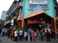 Antrean Mengular Warga DKI Demi Uang Baru Tahun Emisi 2022