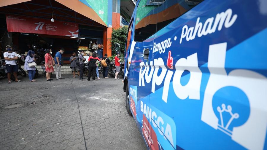 Warga antre untuk menukarkan uang baru tahun emisi 2022 di Pasar Slipi, Jakarta, Selasa (23/8/2022). (CNBC Indonesia/Tri Susilo)