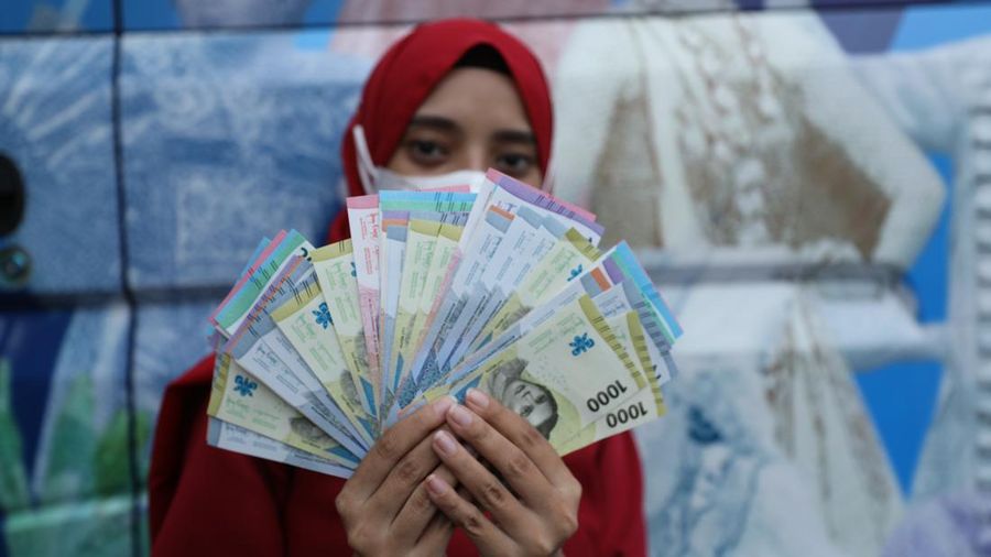 Warga antre untuk menukarkan uang baru tahun emisi 2022 di Pasar Slipi, Jakarta, Selasa (23/8/2022). (CNBC Indonesia/Tri Susilo)
