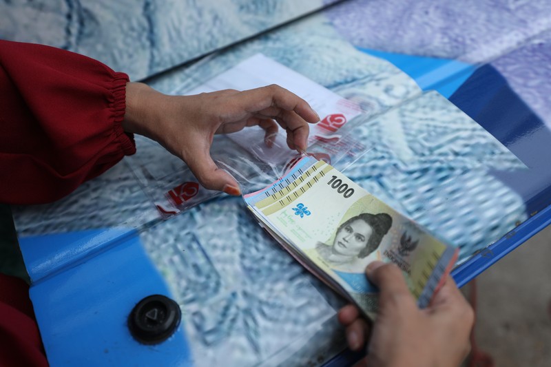 Warga antre untuk menukarkan uang baru tahun emisi 2022 di Pasar Slipi, Jakarta, Selasa (23/8/2022). (CNBC Indonesia/Tri Susilo)