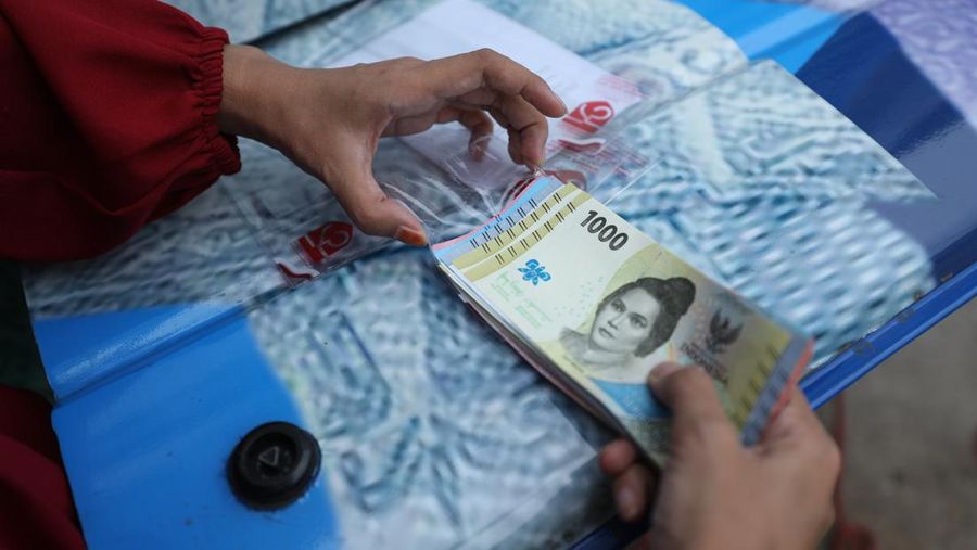 Warga antre untuk menukarkan uang baru tahun emisi 2022 di Pasar Slipi, Jakarta, Selasa (23/8/2022). (CNBC Indonesia/Tri Susilo)