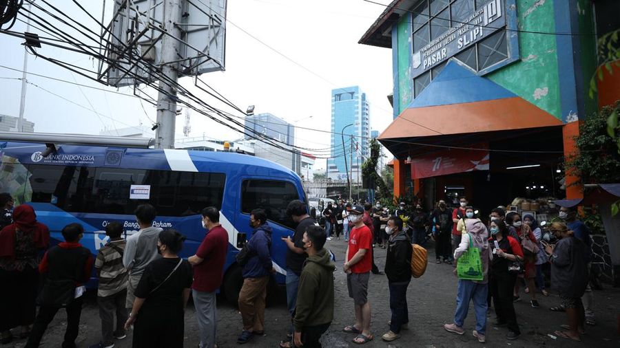 Warga antre untuk menukarkan uang baru tahun emisi 2022 di Pasar Slipi, Jakarta, Selasa (23/8/2022). (CNBC Indonesia/Tri Susilo)