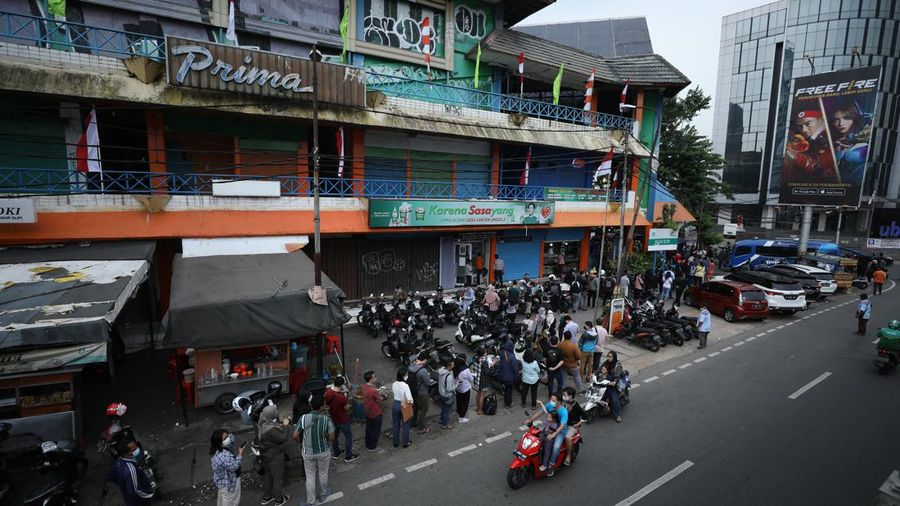 Warga antre untuk menukarkan uang baru tahun emisi 2022 di Pasar Slipi, Jakarta, Selasa (23/8/2022). (CNBC Indonesia/Tri Susilo)