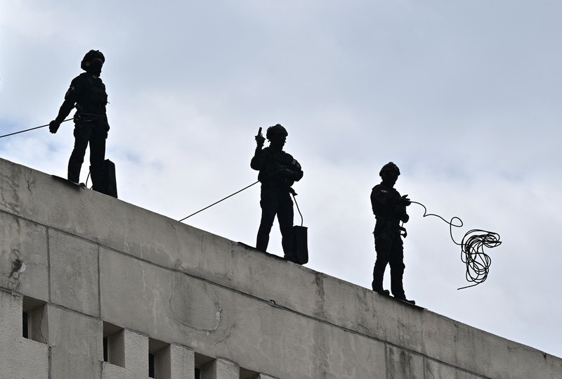 South Korean soldiers participate in an anti-terror drill on the sidelines of the joint South Korea-US Ulchi Freedom Shield (UFS) military exercises, at Seoul Metro headquarters in Seoul on August 24, 2022. (Photo by Jung Yeon-je / AFP) (Photo by JUNG YEON-JE/AFP via Getty Images)