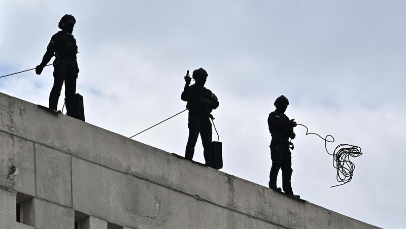 South Korean soldiers participate in an anti-terror drill on the sidelines of the joint South Korea-US Ulchi Freedom Shield (UFS) military exercises, at Seoul Metro headquarters in Seoul on August 24, 2022. (Photo by Jung Yeon-je / AFP) (Photo by JUNG YEON-JE/AFP via Getty Images)