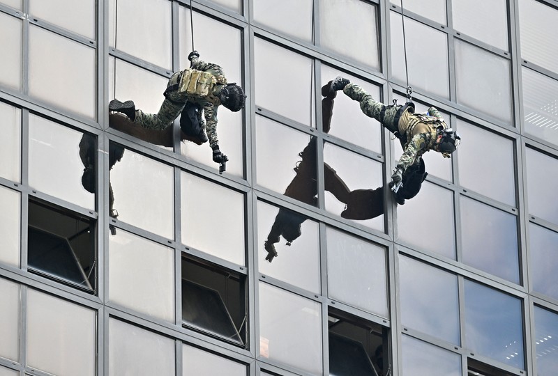 South Korean soldiers participate in an anti-terror drill on the sidelines of the joint South Korea-US Ulchi Freedom Shield (UFS) military exercises, at Seoul Metro headquarters in Seoul on August 24, 2022. (Photo by Jung Yeon-je / AFP) (Photo by JUNG YEON-JE/AFP via Getty Images)