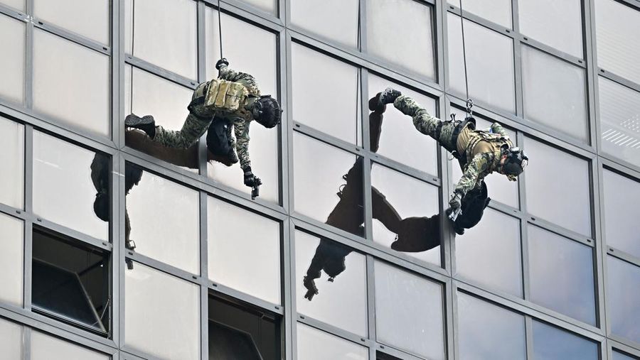 South Korean soldiers participate in an anti-terror drill on the sidelines of the joint South Korea-US Ulchi Freedom Shield (UFS) military exercises, at Seoul Metro headquarters in Seoul on August 24, 2022. (Photo by Jung Yeon-je / AFP) (Photo by JUNG YEON-JE/AFP via Getty Images)