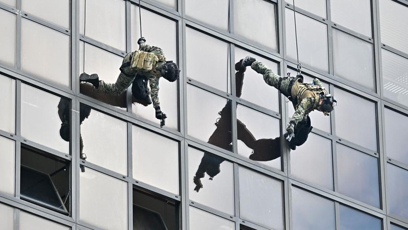 South Korean soldiers participate in an anti-terror drill on the sidelines of the joint South Korea-US Ulchi Freedom Shield (UFS) military exercises, at Seoul Metro headquarters in Seoul on August 24, 2022. (Photo by Jung Yeon-je / AFP) (Photo by JUNG YEON-JE/AFP via Getty Images)