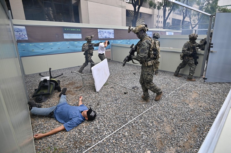 South Korean soldiers participate in an anti-terror drill on the sidelines of the joint South Korea-US Ulchi Freedom Shield (UFS) military exercises, at Seoul Metro headquarters in Seoul on August 24, 2022. (Photo by Jung Yeon-je / AFP) (Photo by JUNG YEON-JE/AFP via Getty Images)