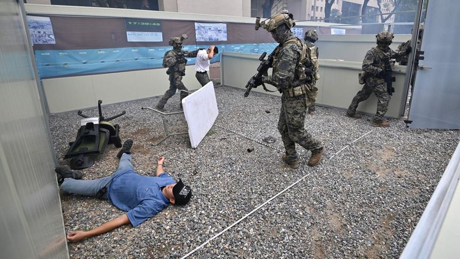 South Korean soldiers participate in an anti-terror drill on the sidelines of the joint South Korea-US Ulchi Freedom Shield (UFS) military exercises, at Seoul Metro headquarters in Seoul on August 24, 2022. (Photo by Jung Yeon-je / AFP) (Photo by JUNG YEON-JE/AFP via Getty Images)