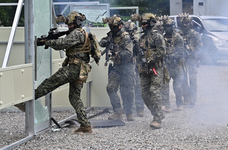 South Korean soldiers participate in an anti-terror drill on the sidelines of the joint South Korea-US Ulchi Freedom Shield (UFS) military exercises, at Seoul Metro headquarters in Seoul on August 24, 2022. (Photo by Jung Yeon-je / AFP) (Photo by JUNG YEON-JE/AFP via Getty Images)