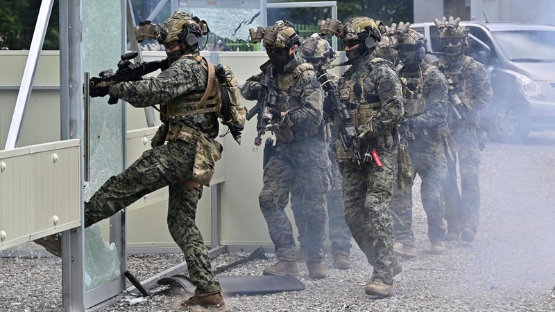 South Korean soldiers participate in an anti-terror drill on the sidelines of the joint South Korea-US Ulchi Freedom Shield (UFS) military exercises, at Seoul Metro headquarters in Seoul on August 24, 2022. (Photo by Jung Yeon-je / AFP) (Photo by JUNG YEON-JE/AFP via Getty Images)