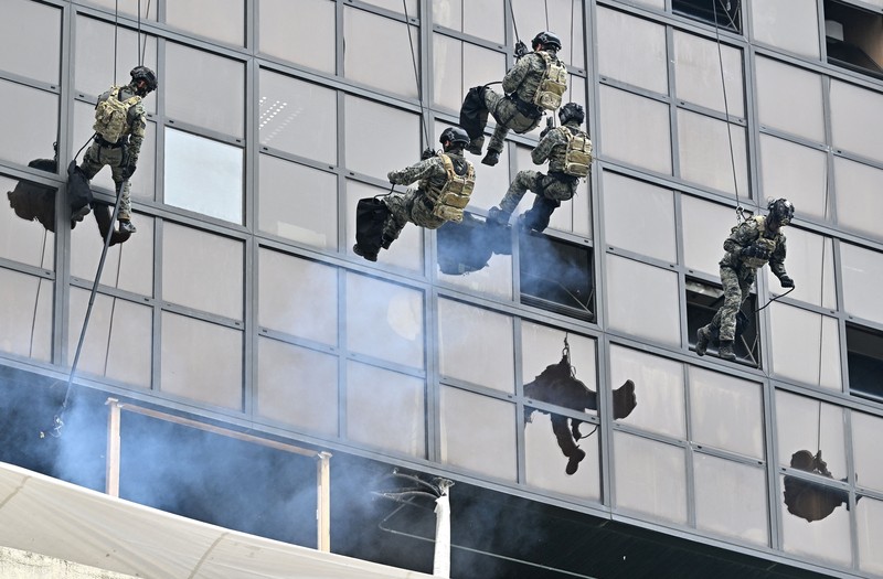 South Korean soldiers participate in an anti-terror drill on the sidelines of the joint South Korea-US Ulchi Freedom Shield (UFS) military exercises, at Seoul Metro headquarters in Seoul on August 24, 2022. (Photo by Jung Yeon-je / AFP) (Photo by JUNG YEON-JE/AFP via Getty Images)