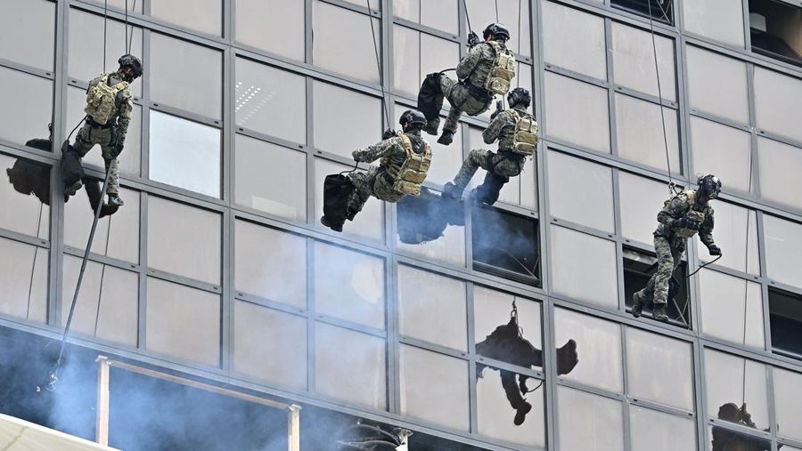 South Korean soldiers participate in an anti-terror drill on the sidelines of the joint South Korea-US Ulchi Freedom Shield (UFS) military exercises, at Seoul Metro headquarters in Seoul on August 24, 2022. (Photo by Jung Yeon-je / AFP) (Photo by JUNG YEON-JE/AFP via Getty Images)