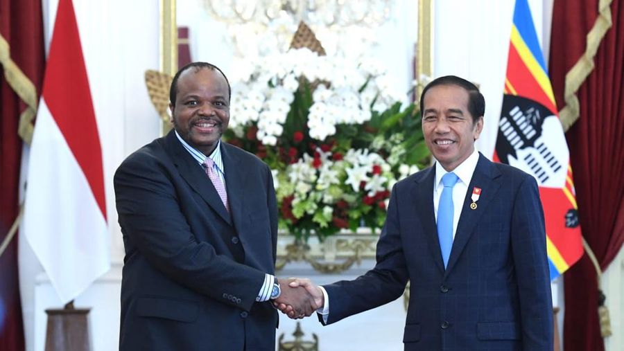 Presiden Joko Widodo menerima kunjungan Raja Eswatini, Raja Mswati III, di Istana Merdeka, Jakarta, Rabu, 24 Agustus 2022. Dalam pertemuan tersebut, kedua pemimpin membahas upaya peningkatan kerja sama ekonomi kedua negara. (Kris - Biro Pers Sekretariat Presiden)