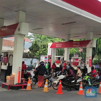 Kenaikan Harga BBM Makin Santer, Antrean di SPBU Makin Nyata