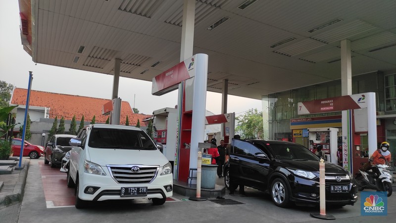 Sejumlah kendaraaan mengisi BBM di salah satu SPBU Pertamina, Jakarta, Kamis (1/9/2022). PT Pertamina (Persero) resmi menurunkan tiga harga Bahan Bakar Minyak (BBM) non subsidi di seluruh provinsi mulai hari ini, Kamis, 1 September 2022. (CNBC Indonesia/Andrean Kristianto) Sejumlah kendaraaan mengisi BBM di salah satu SPBU Pertamina, Jakarta, Kamis (1/9/2022). PT Pertamina (Persero) resmi menurunkan tiga harga Bahan Bakar Minyak (BBM) non subsidi di seluruh provinsi mulai hari ini, Kamis, 1 September 2022. (CNBC Indonesia/Andrean Kristianto)
