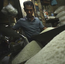 Awas! Warga Jakarta 'Kiamat' Beras, Stok Makin Tipis