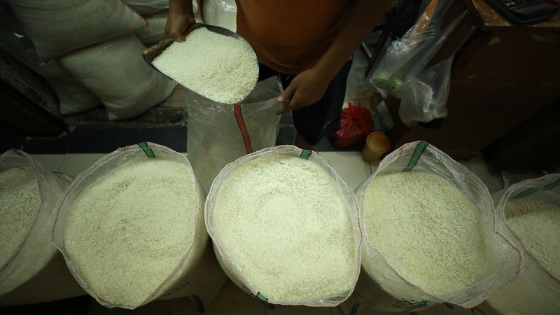 Stok Gudang Beras di Pasar Jakarta Masih Aman. (CNBC Indonesia/Tri Susilo)