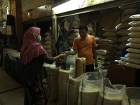 Jokowi 'Pelototi' Harga Beras, Zulhas Ungkap Sebab Harga Naik