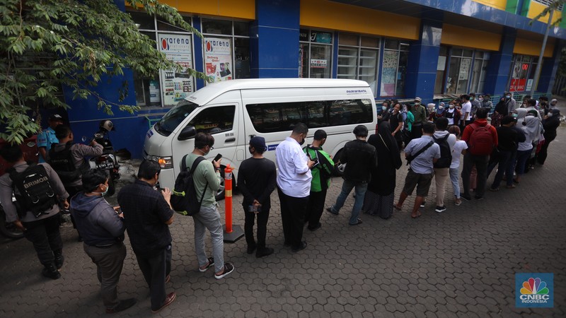 Warga berlari untuk mengantre untuk menukarkan uang Rupiah kertas baru Tahun Emisi (TE) 2022 di Pasar Tebet Barat, Jakarta Selatan, Rabu (24/8/2022). Pemerintah melalui Bank Indonesia secara resmi mengeluarkan tujuh uang kertas baru tahun emisi 2022. Uang kertas baru ini terdiri dari pecahan Rp 100.000, Rp 50.000, Rp 20.000, Rp 10.000, Rp 5.000, Rp 2.000, dan Rp 1.000. (CNBC Indonesia/Andrean Kristianto)