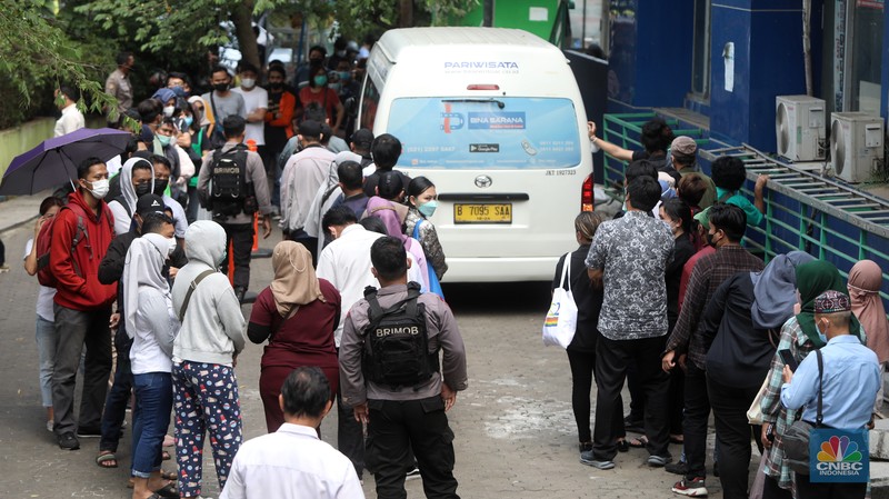 Warga berlari untuk mengantre untuk menukarkan uang Rupiah kertas baru Tahun Emisi (TE) 2022 di Pasar Tebet Barat, Jakarta Selatan, Rabu (24/8/2022). Pemerintah melalui Bank Indonesia secara resmi mengeluarkan tujuh uang kertas baru tahun emisi 2022. Uang kertas baru ini terdiri dari pecahan Rp 100.000, Rp 50.000, Rp 20.000, Rp 10.000, Rp 5.000, Rp 2.000, dan Rp 1.000. (CNBC Indonesia/Andrean Kristianto) Warga berlari untuk mengantre untuk menukarkan uang Rupiah kertas baru Tahun Emisi (TE) 2022 di Pasar Tebet Barat, Jakarta Selatan, Rabu (24/8/2022). Pemerintah melalui Bank Indonesia secara resmi mengeluarkan tujuh uang kertas baru tahun emisi 2022. Uang kertas baru ini terdiri dari pecahan Rp 100.000, Rp 50.000, Rp 20.000, Rp 10.000, Rp 5.000, Rp 2.000, dan Rp 1.000. (CNBC Indonesia/Andrean Kristianto)