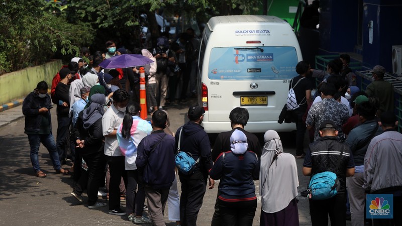 Warga berlari untuk mengantre untuk menukarkan uang Rupiah kertas baru Tahun Emisi (TE) 2022 di Pasar Tebet Barat, Jakarta Selatan, Rabu (24/8/2022). Pemerintah melalui Bank Indonesia secara resmi mengeluarkan tujuh uang kertas baru tahun emisi 2022. Uang kertas baru ini terdiri dari pecahan Rp 100.000, Rp 50.000, Rp 20.000, Rp 10.000, Rp 5.000, Rp 2.000, dan Rp 1.000. (CNBC Indonesia/Andrean Kristianto) Warga berlari untuk mengantre untuk menukarkan uang Rupiah kertas baru Tahun Emisi (TE) 2022 di Pasar Tebet Barat, Jakarta Selatan, Rabu (24/8/2022). Pemerintah melalui Bank Indonesia secara resmi mengeluarkan tujuh uang kertas baru tahun emisi 2022. Uang kertas baru ini terdiri dari pecahan Rp 100.000, Rp 50.000, Rp 20.000, Rp 10.000, Rp 5.000, Rp 2.000, dan Rp 1.000. (CNBC Indonesia/Andrean Kristianto)