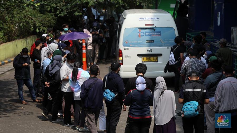 Warga berlari untuk mengantre untuk menukarkan uang Rupiah kertas baru Tahun Emisi (TE) 2022 di Pasar Tebet Barat, Jakarta Selatan, Rabu (24/8/2022). Pemerintah melalui Bank Indonesia secara resmi mengeluarkan tujuh uang kertas baru tahun emisi 2022. Uang kertas baru ini terdiri dari pecahan Rp 100.000, Rp 50.000, Rp 20.000, Rp 10.000, Rp 5.000, Rp 2.000, dan Rp 1.000. (CNBC Indonesia/Andrean Kristianto)