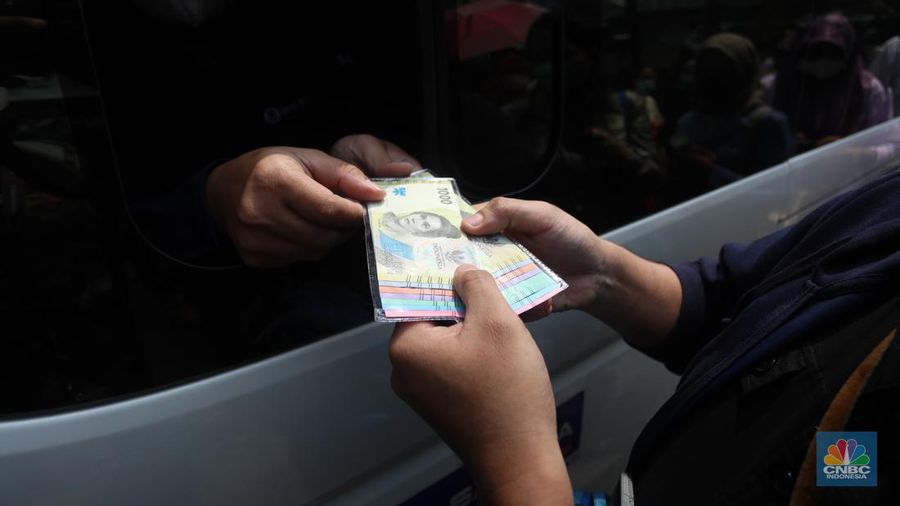 Warga mengantre untuk menukarkan uang Rupiah kertas baru Tahun Emisi (TE) 2022 di Pasar Tebet Barat, Jakarta Selatan, Rabu (24/8/2022). Pemerintah melalui Bank Indonesia secara resmi mengeluarkan tujuh uang kertas baru tahun emisi 2022. Uang kertas baru ini terdiri dari pecahan Rp 100.000, Rp 50.000, Rp 20.000, Rp 10.000, Rp 5.000, Rp 2.000, dan Rp 1.000. (CNBC Indonesia/Andrean Kristianto)