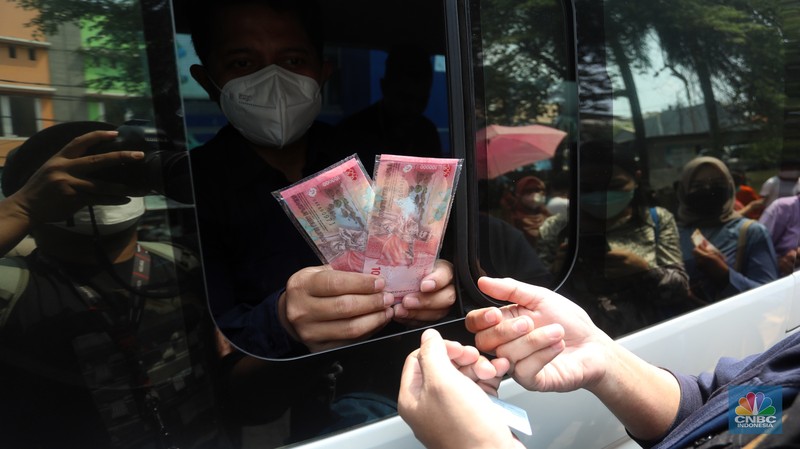 Warga berlari untuk mengantre untuk menukarkan uang Rupiah kertas baru Tahun Emisi (TE) 2022 di Pasar Tebet Barat, Jakarta Selatan, Rabu (24/8/2022). Pemerintah melalui Bank Indonesia secara resmi mengeluarkan tujuh uang kertas baru tahun emisi 2022. Uang kertas baru ini terdiri dari pecahan Rp 100.000, Rp 50.000, Rp 20.000, Rp 10.000, Rp 5.000, Rp 2.000, dan Rp 1.000. (CNBC Indonesia/Andrean Kristianto)