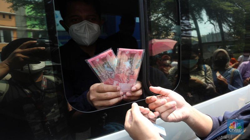 Warga berlari untuk mengantre untuk menukarkan uang Rupiah kertas baru Tahun Emisi (TE) 2022 di Pasar Tebet Barat, Jakarta Selatan, Rabu (24/8/2022). Pemerintah melalui Bank Indonesia secara resmi mengeluarkan tujuh uang kertas baru tahun emisi 2022. Uang kertas baru ini terdiri dari pecahan Rp 100.000, Rp 50.000, Rp 20.000, Rp 10.000, Rp 5.000, Rp 2.000, dan Rp 1.000. (CNBC Indonesia/Andrean Kristianto)