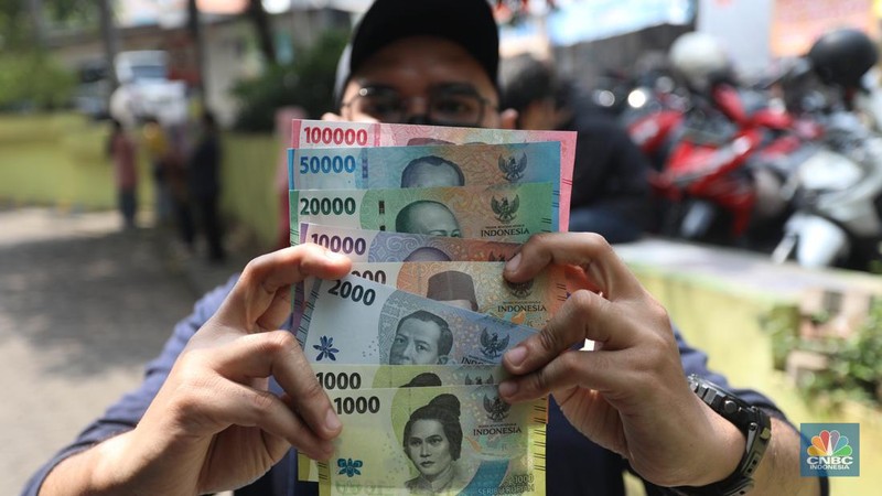 Warga berlari untuk mengantre untuk menukarkan uang Rupiah kertas baru Tahun Emisi (TE) 2022 di Pasar Tebet Barat, Jakarta Selatan, Rabu (24/8/2022). Pemerintah melalui Bank Indonesia secara resmi mengeluarkan tujuh uang kertas baru tahun emisi 2022. Uang kertas baru ini terdiri dari pecahan Rp 100.000, Rp 50.000, Rp 20.000, Rp 10.000, Rp 5.000, Rp 2.000, dan Rp 1.000. (CNBC Indonesia/Andrean Kristianto)