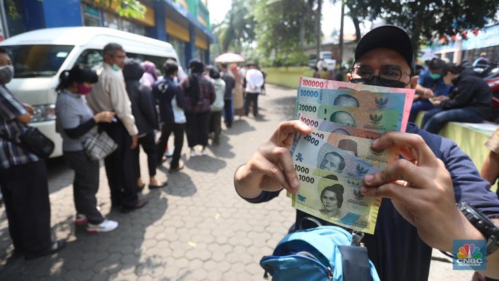 Warga mengantre untuk menukarkan uang Rupiah kertas baru Tahun Emisi (TE) 2022 di Pasar Tebet Barat, Jakarta Selatan, Rabu (24/8/2022). Pemerintah melalui Bank Indonesia secara resmi mengeluarkan tujuh uang kertas baru tahun emisi 2022. Uang kertas baru ini terdiri dari pecahan Rp 100.000, Rp 50.000, Rp 20.000, Rp 10.000, Rp 5.000, Rp 2.000, dan Rp 1.000. (CNBC Indonesia/Andrean Kristianto) Warga mengantre untuk menukarkan uang Rupiah kertas baru Tahun Emisi (TE) 2022 di Pasar Tebet Barat, Jakarta Selatan, Rabu (24/8/2022). Pemerintah melalui Bank Indonesia secara resmi mengeluarkan tujuh uang kertas baru tahun emisi 2022. Uang kertas baru ini terdiri dari pecahan Rp 100.000, Rp 50.000, Rp 20.000, Rp 10.000, Rp 5.000, Rp 2.000, dan Rp 1.000. (CNBC Indonesia/Andrean Kristianto)