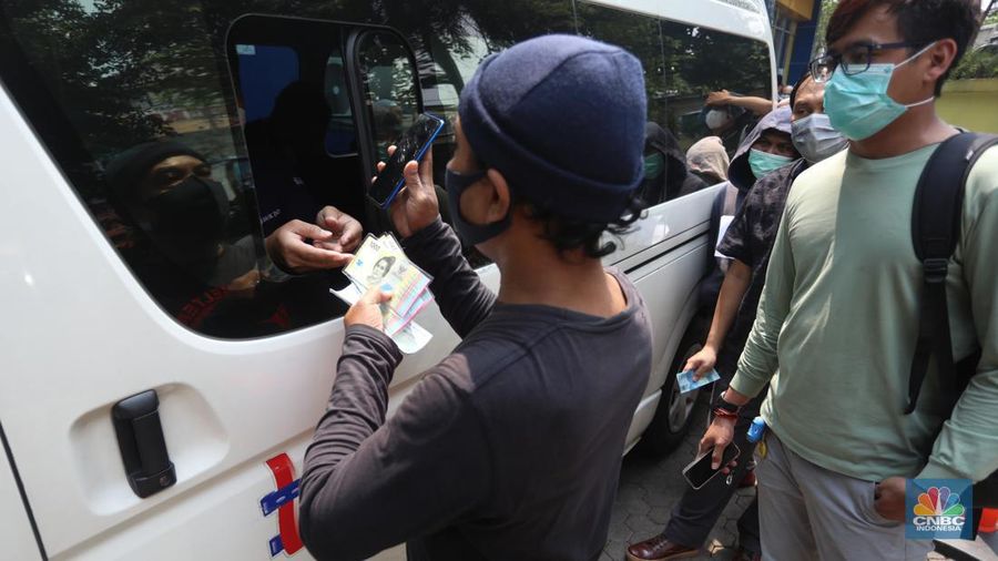 Warga mengantre untuk menukarkan uang Rupiah kertas baru Tahun Emisi (TE) 2022 di Pasar Tebet Barat, Jakarta Selatan, Rabu (24/8/2022). Pemerintah melalui Bank Indonesia secara resmi mengeluarkan tujuh uang kertas baru tahun emisi 2022. Uang kertas baru ini terdiri dari pecahan Rp 100.000, Rp 50.000, Rp 20.000, Rp 10.000, Rp 5.000, Rp 2.000, dan Rp 1.000. (CNBC Indonesia/Andrean Kristianto)