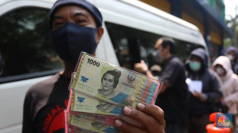 Warga mengantre untuk menukarkan uang Rupiah kertas baru Tahun Emisi (TE) 2022 di Pasar Tebet Barat, Jakarta Selatan, Rabu (24/8/2022). Pemerintah melalui Bank Indonesia secara resmi mengeluarkan tujuh uang kertas baru tahun emisi 2022. Uang kertas baru ini terdiri dari pecahan Rp 100.000, Rp 50.000, Rp 20.000, Rp 10.000, Rp 5.000, Rp 2.000, dan Rp 1.000. (CNBC Indonesia/Andrean Kristianto)