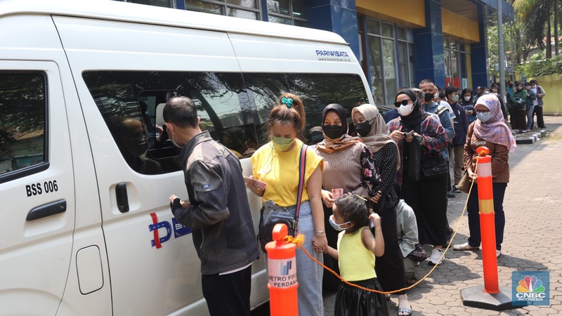 Warga berlari untuk mengantre untuk menukarkan uang Rupiah kertas baru Tahun Emisi (TE) 2022 di Pasar Tebet Barat, Jakarta Selatan, Rabu (24/8/2022). Pemerintah melalui Bank Indonesia secara resmi mengeluarkan tujuh uang kertas baru tahun emisi 2022. Uang kertas baru ini terdiri dari pecahan Rp 100.000, Rp 50.000, Rp 20.000, Rp 10.000, Rp 5.000, Rp 2.000, dan Rp 1.000. (CNBC Indonesia/Andrean Kristianto) Warga berlari untuk mengantre untuk menukarkan uang Rupiah kertas baru Tahun Emisi (TE) 2022 di Pasar Tebet Barat, Jakarta Selatan, Rabu (24/8/2022). Pemerintah melalui Bank Indonesia secara resmi mengeluarkan tujuh uang kertas baru tahun emisi 2022. Uang kertas baru ini terdiri dari pecahan Rp 100.000, Rp 50.000, Rp 20.000, Rp 10.000, Rp 5.000, Rp 2.000, dan Rp 1.000. (CNBC Indonesia/Andrean Kristianto)