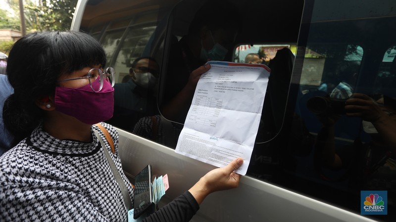 Warga berlari untuk mengantre untuk menukarkan uang Rupiah kertas baru Tahun Emisi (TE) 2022 di Pasar Tebet Barat, Jakarta Selatan, Rabu (24/8/2022). Pemerintah melalui Bank Indonesia secara resmi mengeluarkan tujuh uang kertas baru tahun emisi 2022. Uang kertas baru ini terdiri dari pecahan Rp 100.000, Rp 50.000, Rp 20.000, Rp 10.000, Rp 5.000, Rp 2.000, dan Rp 1.000. (CNBC Indonesia/Andrean Kristianto)